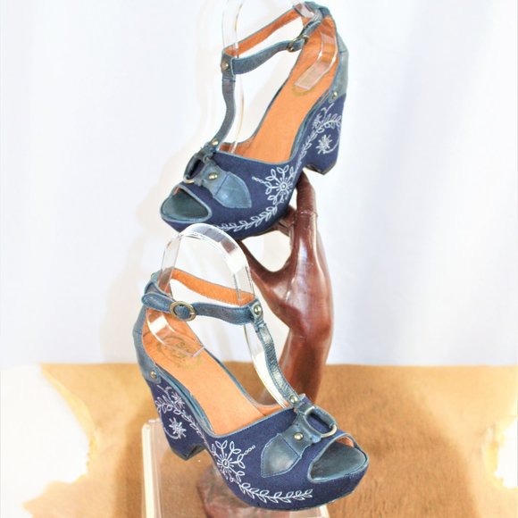 Ariat Vista Midnight Embroidered Accent Canvas & Leather Styling Wedge, Size 6.5 - Picture 4 of 11